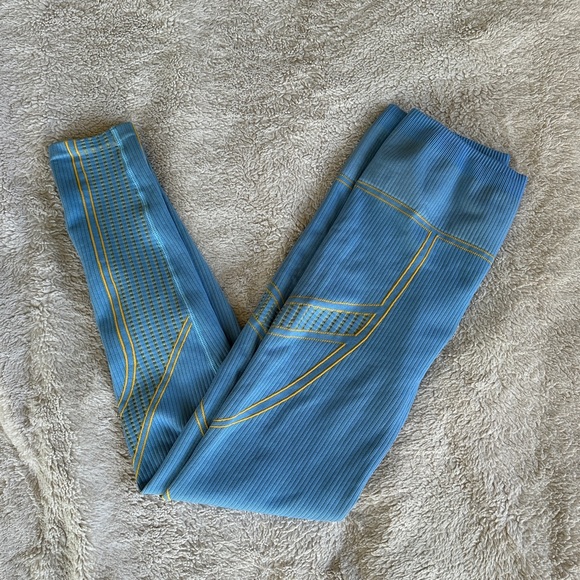 FABLETICS Seamless Low Impact Open Back Bra and Leggings SET - Picture 4 of 7